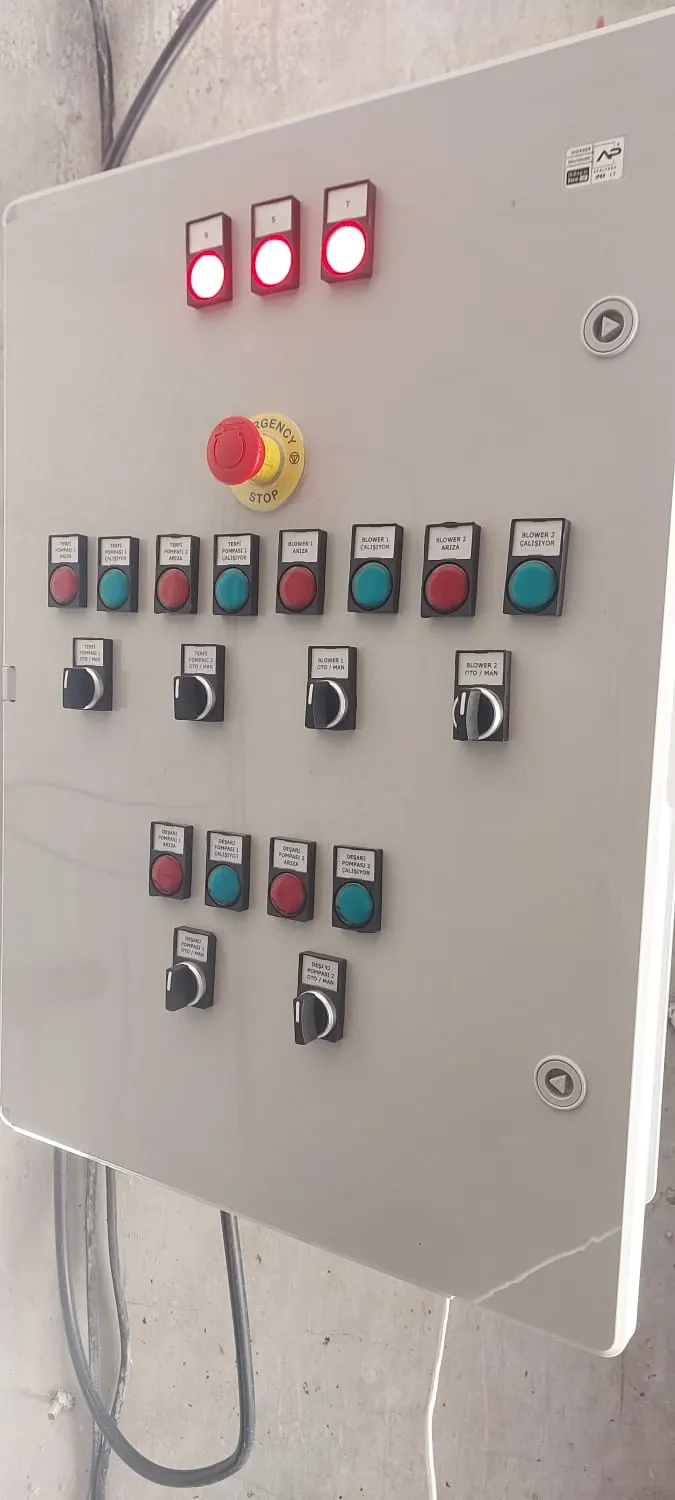 Kumanda panosu ön yüzü, buton ve sinyal lambaları