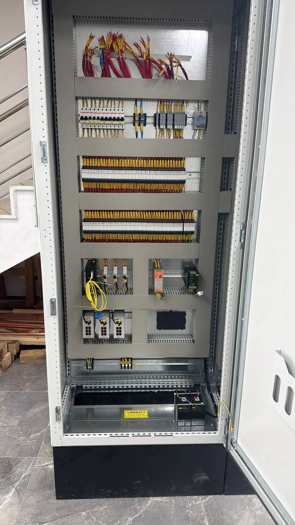 MCC panosu, kontaktör ve koruma grupları