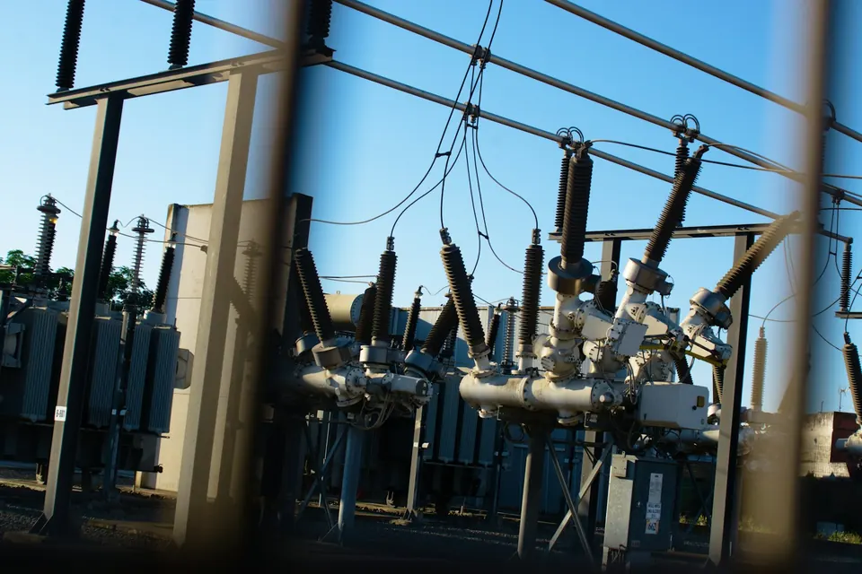Güç trafoları ve enerji hatlarından oluşan trafo merkezi